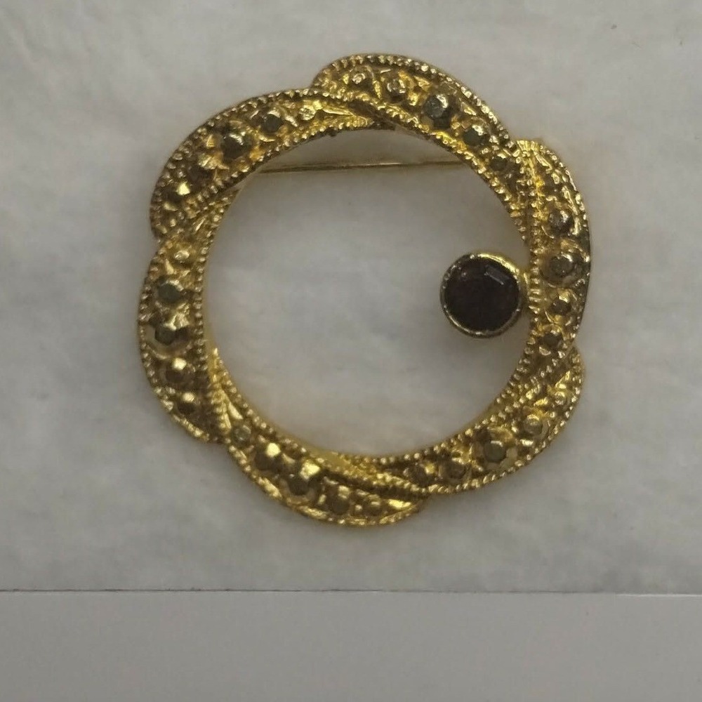 Vintage Gold Tone Circle Wreath Brooch Pin with‎ Red Faux Garnet Stone Accent